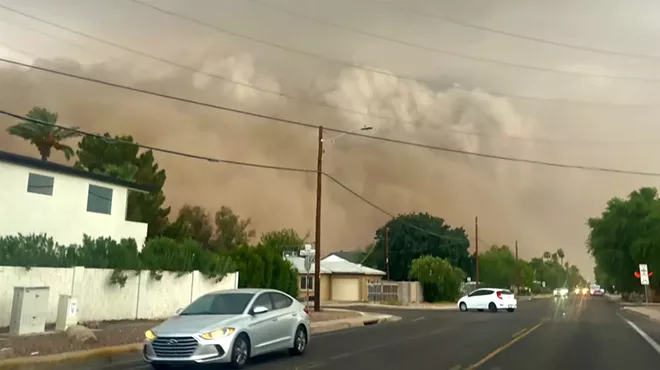 a haboob blowing near a street
