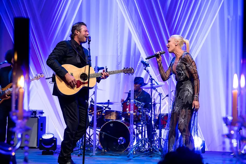 Image: A man and a woman singing together on the stage.