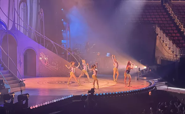Image: Laufey dazzles crown-adorned crowd at Desert Diamond Arena show