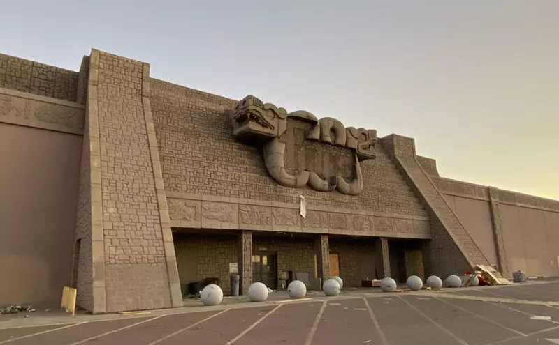 Image: Phoenix readers mourn the impending demolition of Fry’s Electronics
