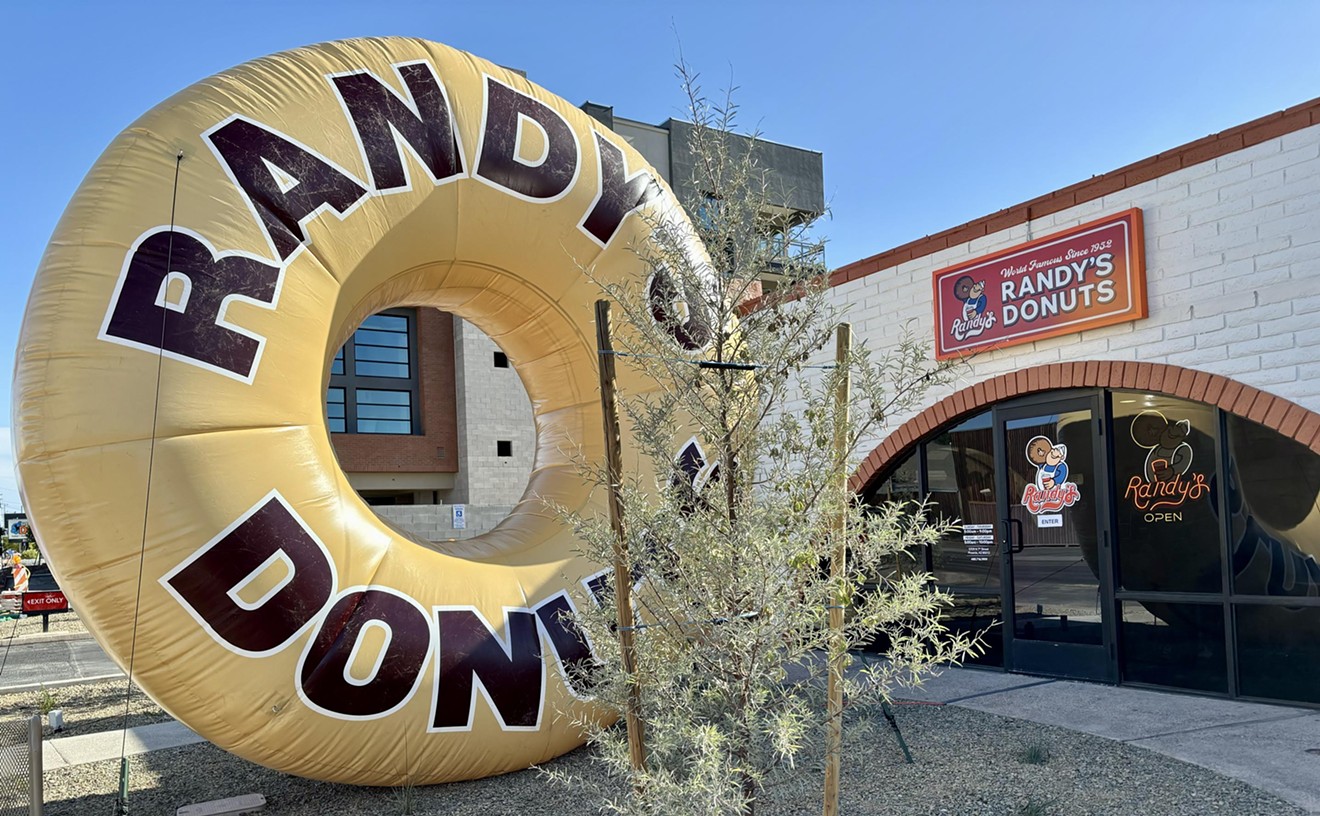 Randy's Donuts rolls into Phoenix. 12 photos from opening day