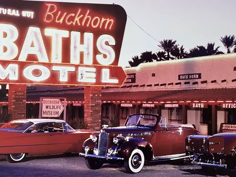Image: Old-fashioned cars in front of a motel.