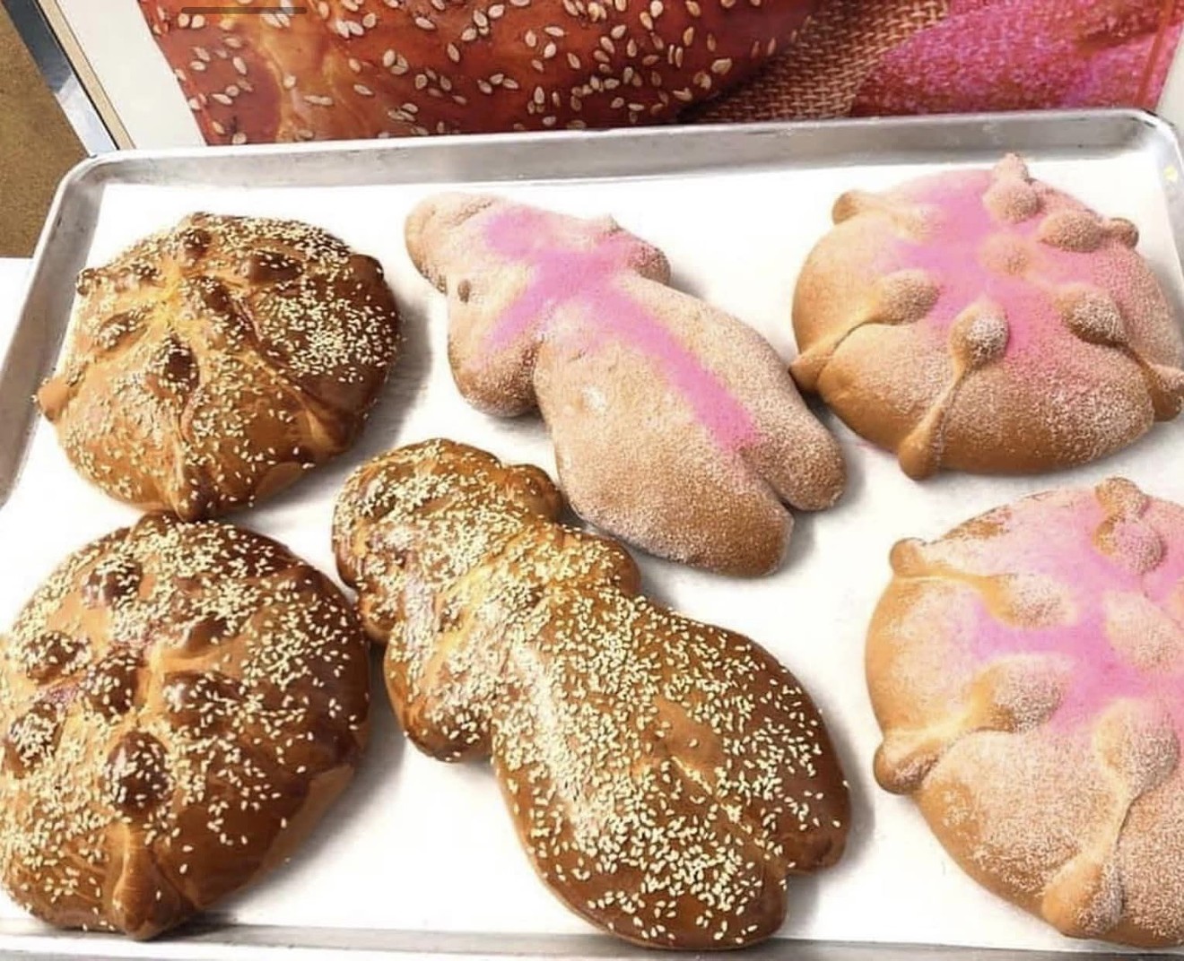 The Panadería Los Jarochos bakers sometimes switch out the sugar and top it with sesame seeds instead.