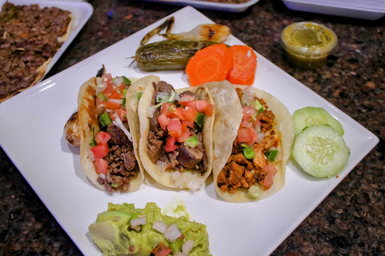 Ta'Carbon specializes in carne asada, but also offers other types of meat including cabeza, al pastor, tripas, barbacoa, campechano, and huevos de becerro.