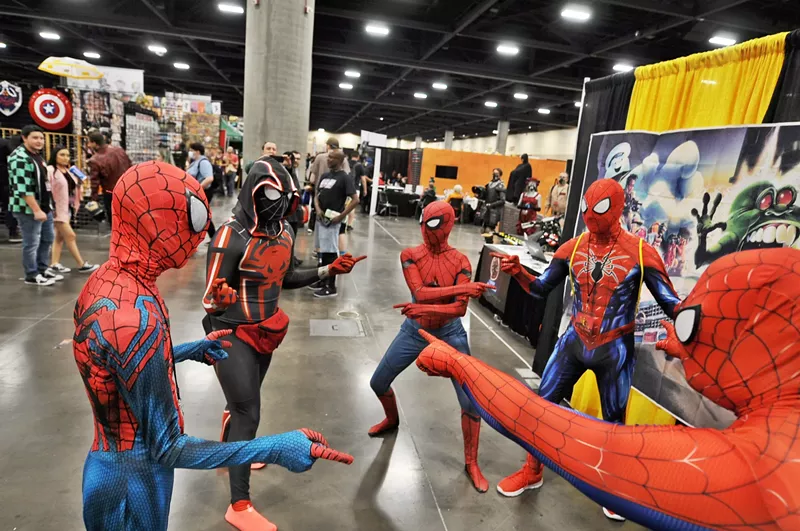 Image: Spider-Man cosplayers reenacting that one meme at Phoenix Fan Fusion.