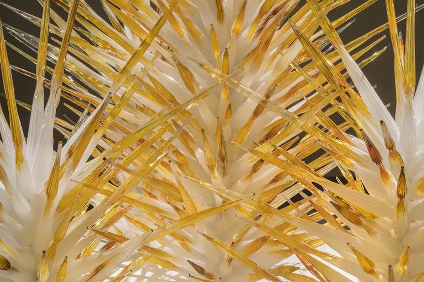 Dale Chihuly, Alabaster and Amber Spire Towers (detail), 2018, 10 x 10 x 9' - © CHIHULY STUDIO. ALL RIGHTS RESERVED.