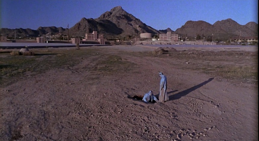 The scene where convicts Gale (John Goodman) and Evell (William Forsythe) return to prison was filmed in north-central Phoenix. - CIRCLE FILMS/20TH CENTURY FOX
