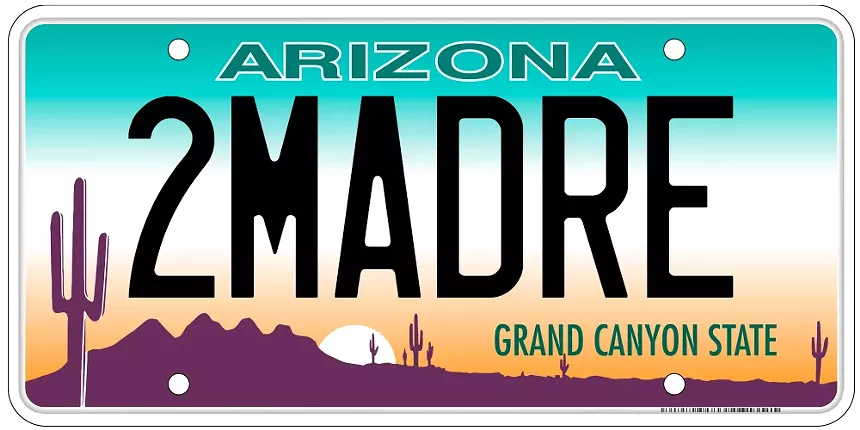 an arizona license plate that says "2MADRE"
