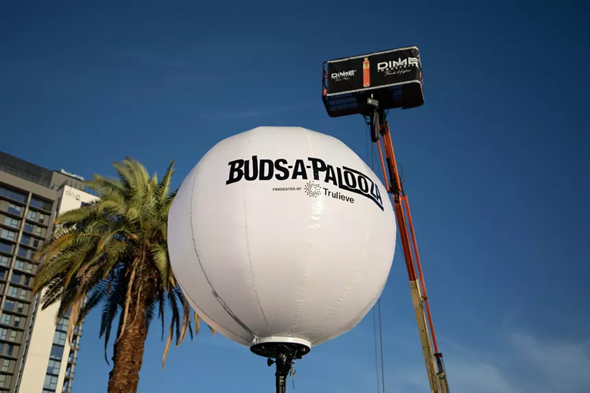 a buds-a-palooza ballon in the sky