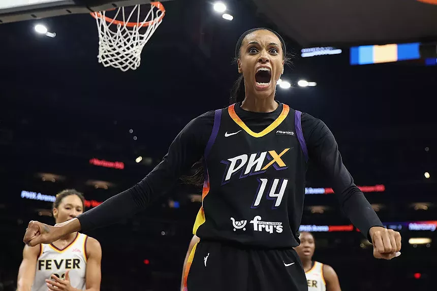 dewanna bonner screams in celebration