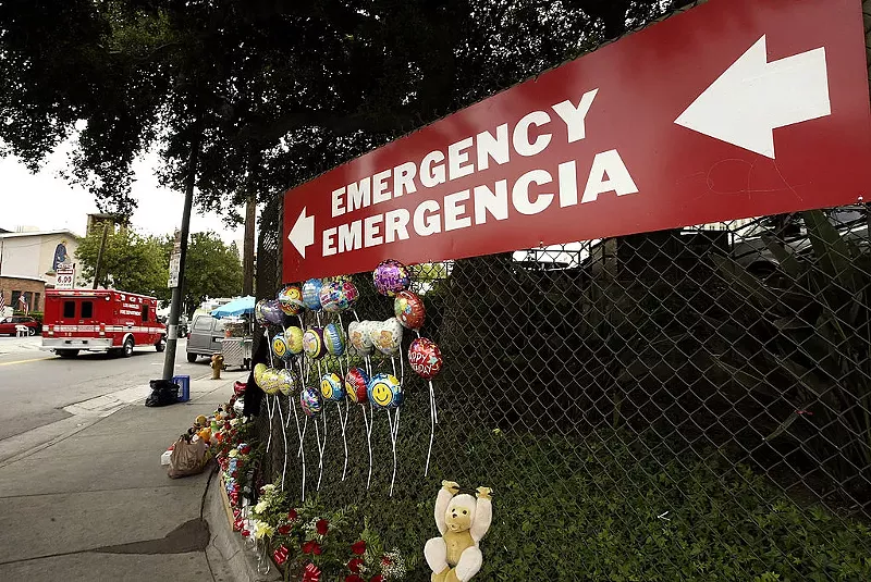 Image: an emergency room sign in english and spanish