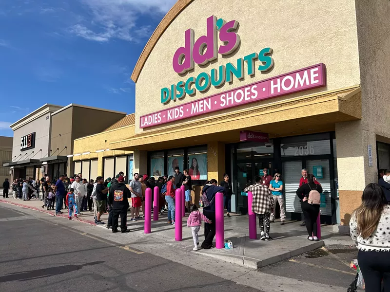 Image: people line up outside a dd's discounts store